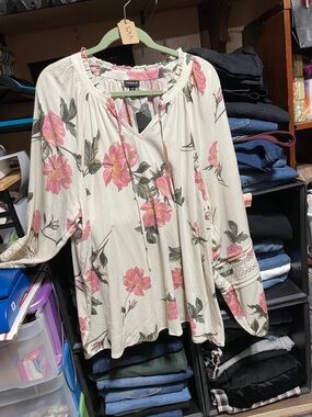 #324a size 3 torrid NWT Cream Floral Tie-Neck Blouse w/ lace accents